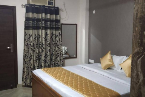SHORT STAY 3BHK Serviced Apartment (LIFT+Kitchen+3 nights min stay) E Block Saket